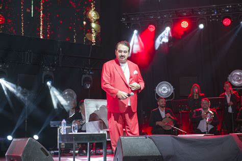 Le Grand Spectacle d'Ibrahim Tatlıses: Une Nuit de Musique Turque Irrésistible!